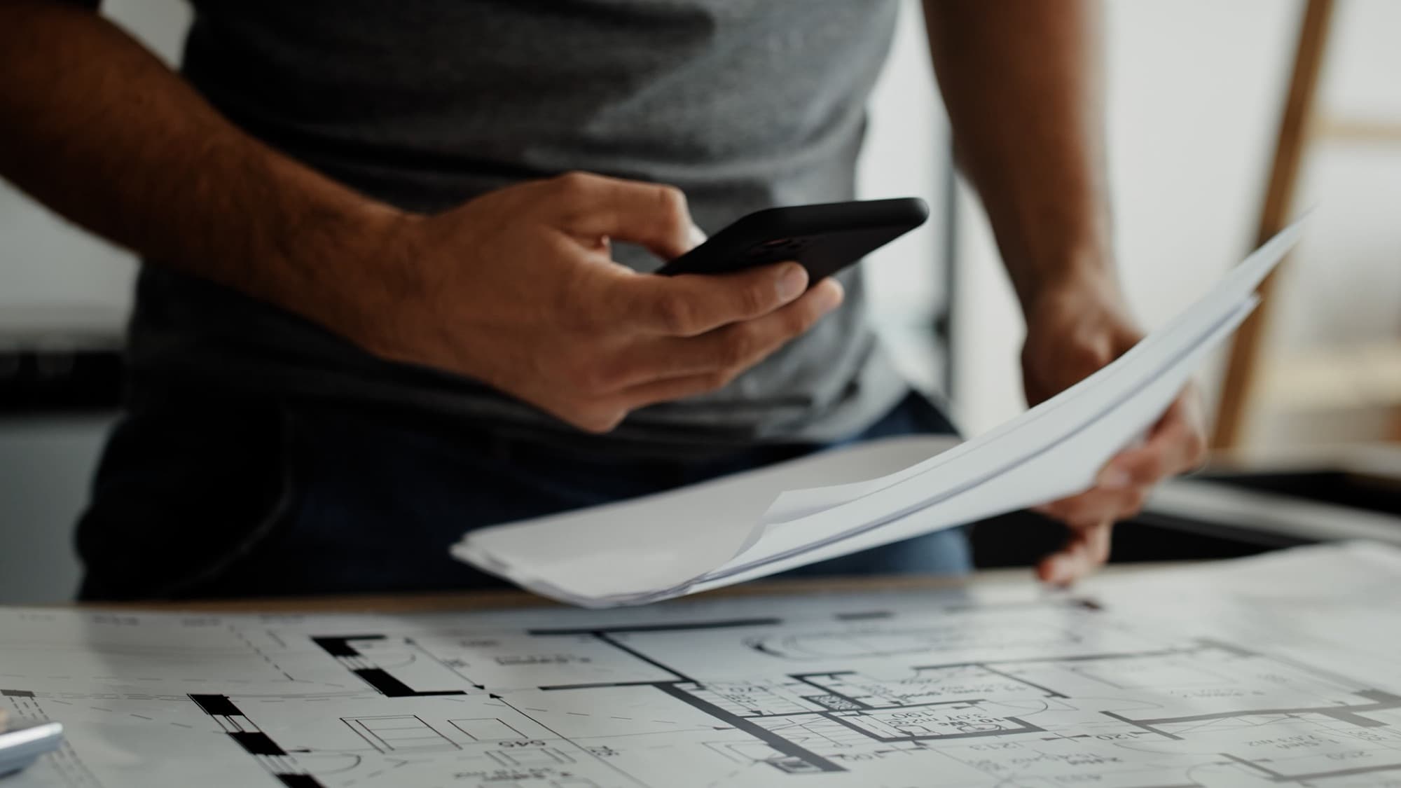 Profesional consultando la facturación desde el móvil en la obra