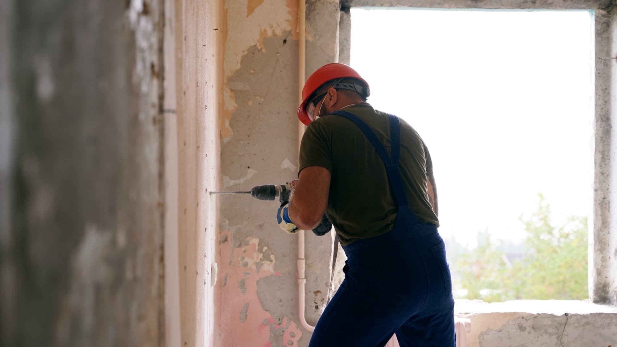 Albañil autónomo trabajando en obra