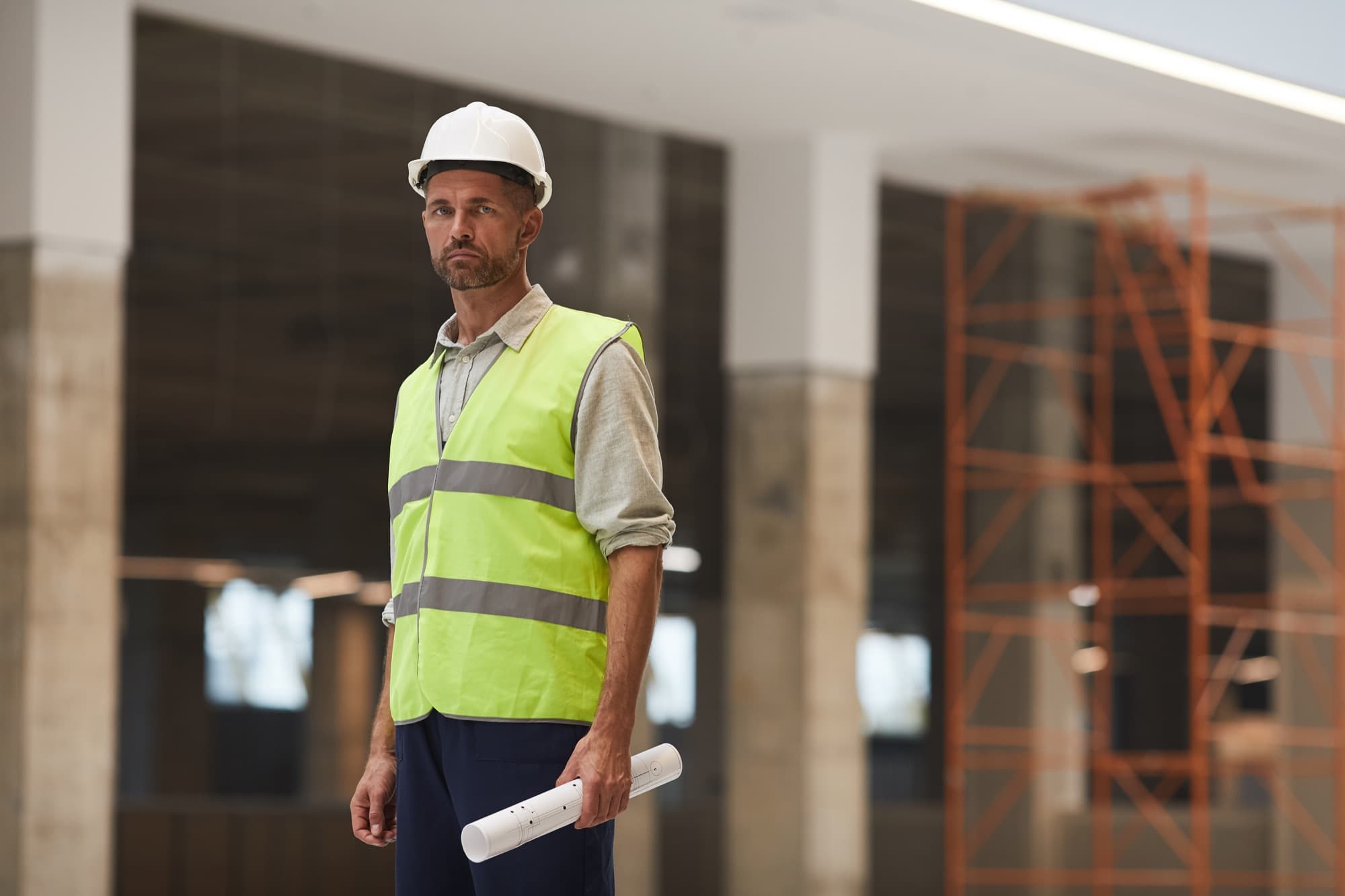 Autónomo de la construcción trabajando en obra