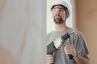 Profesional de obra con herramienta eléctrica